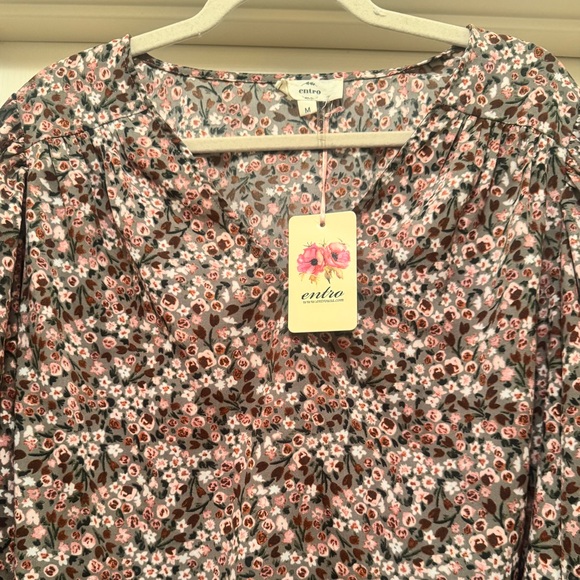 NWT Entro Pink and Gray Floral Blouse Size Medium - Picture 4 of 7